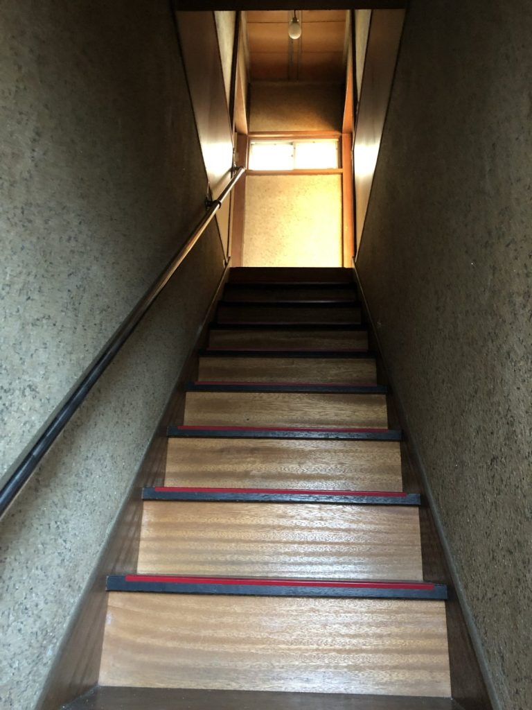 急勾配な階段